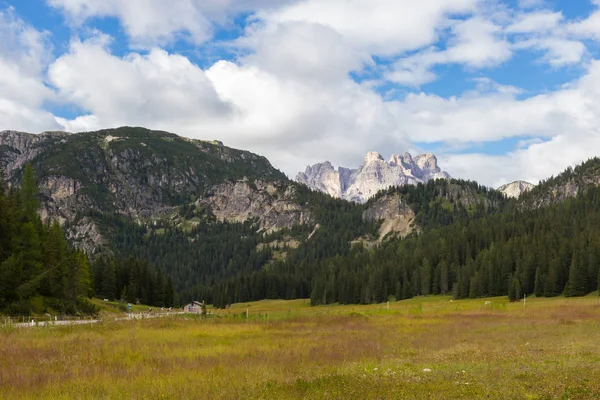 Vista od Dolomites alpes no verão — Fotografia de Stock