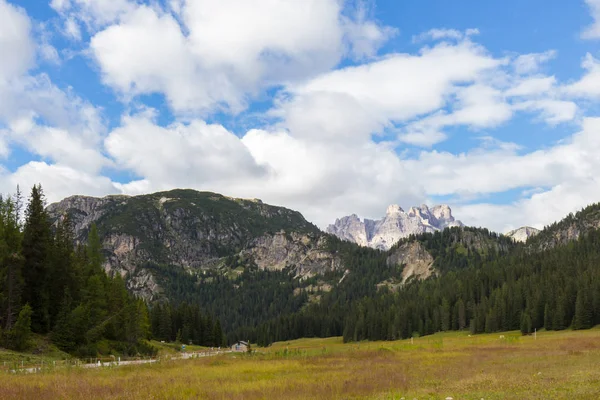 Vista od Dolomites alpes no verão — Fotografia de Stock