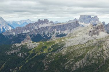 Yaz aylarında Alpler'de Dolomites görünümünü