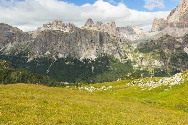 Yaz aylarında Alpler'de Dolomites görünümünü