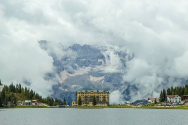 İtalya şaşırtıcı Misurina gölünde görünümünü