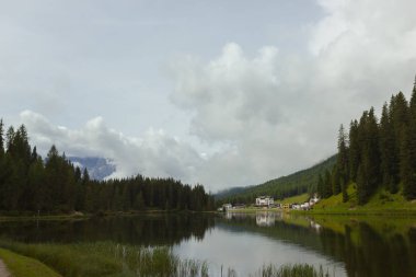 İtalya şaşırtıcı Misurina gölünde görünümünü