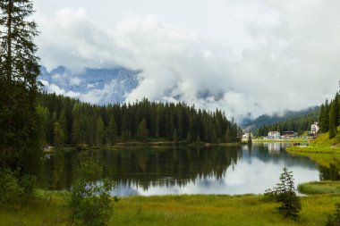 İtalya şaşırtıcı Misurina gölünde görünümünü