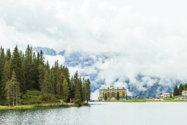 İtalya şaşırtıcı Misurina gölünde görünümünü