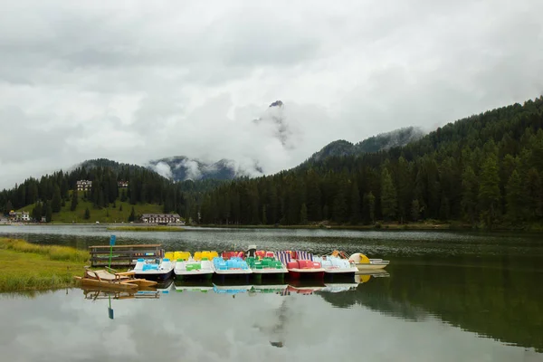 Vue sur l'incroyable lac Misurina en Italie — Photo