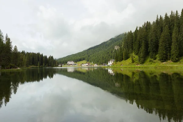 Vista del meraviglioso lago di Misurina in Italia — Foto Stock