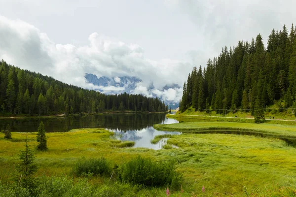 Utsikt över fantastiska Misurina sjön i Italien — Stockfoto