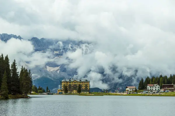 İtalya şaşırtıcı Misurina gölünde görünümünü — Stok fotoğraf