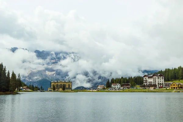 Vista do incrível lago Misurina na Itália — Fotografia de Stock