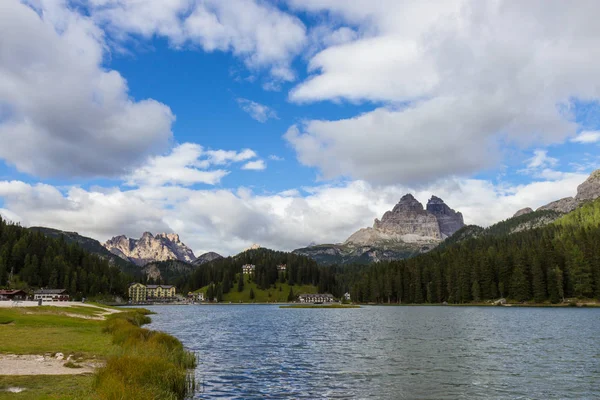 Vista do incrível lago Misurina na Itália — Fotografia de Stock