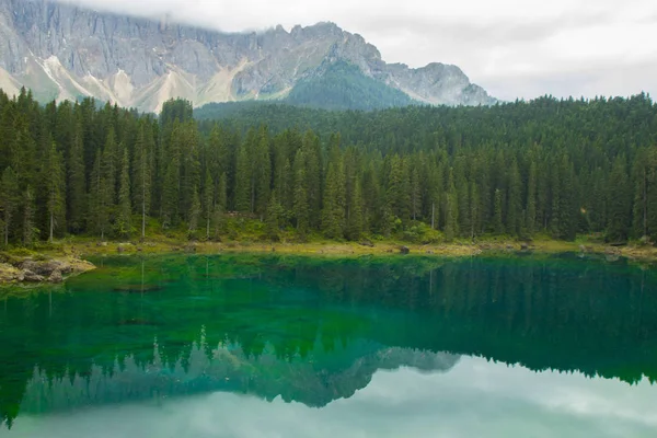 Lago di Carezza, Dolomiti, Alto Adige — Foto Stock