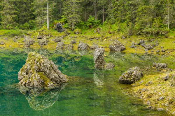 Sjön i Carezza, Dolomiterna, Sydtyrolen — Stockfoto