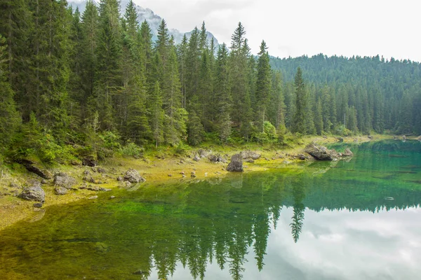 Lago de Carezza, Dolomitas, Tirol do Sul — Fotografia de Stock
