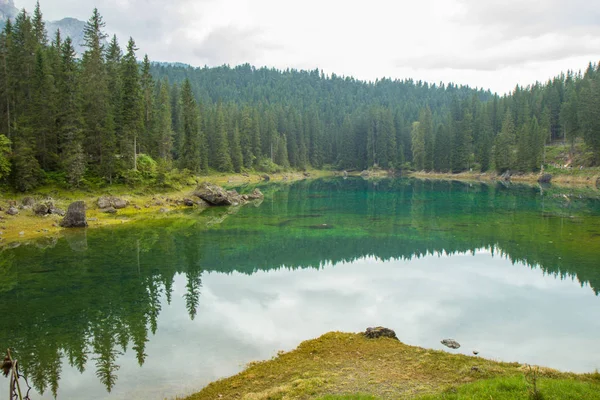 Jezero Carezza, Dolomity, Jižní Tyrolsko — Stock fotografie