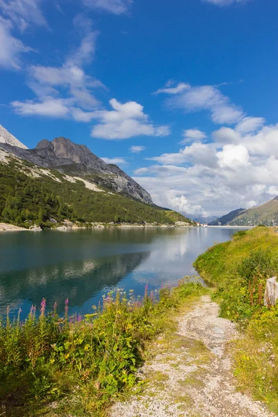 在意大利多洛米蒂山、 阿尔卑斯山的 Fedaia 湖 — 图库照片