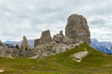 Cinque Torri uçurumlar, beş kuleleri, Dolomites, İtalya