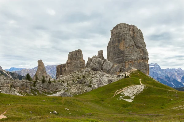 Cinque Torri acantilados, Cinco torres, Dolomitas, Italia — Foto de Stock