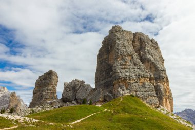 Cinque Torri uçurumlar, beş kuleleri, Dolomites, İtalya