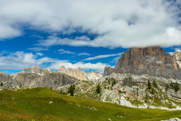 Cinque Torri sziklák, öt torony, Dolomitok, Olaszország — Stock Fotó