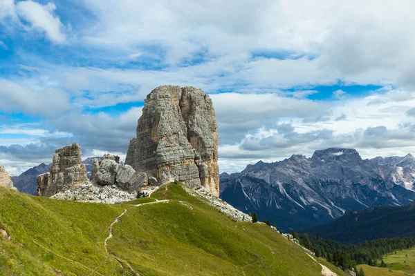 Cinque Torri uçurumlar, beş kuleleri, Dolomites, İtalya