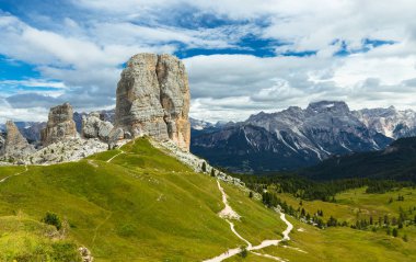 Cinque Torri uçurumlar, beş kuleleri, Dolomites, İtalya