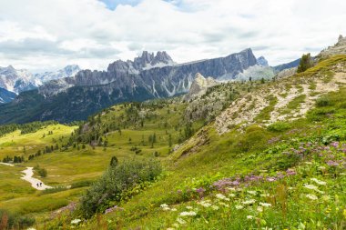 Cinque Torri uçurumlar, beş kuleleri, Dolomites, İtalya
