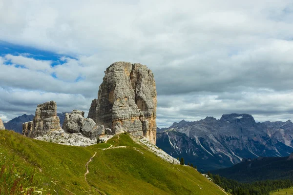 Cinque Torri uçurumlar, beş kuleleri, Dolomites, İtalya