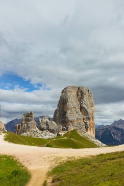 Cinque Torri uçurumlar, beş kuleleri, Dolomites, İtalya