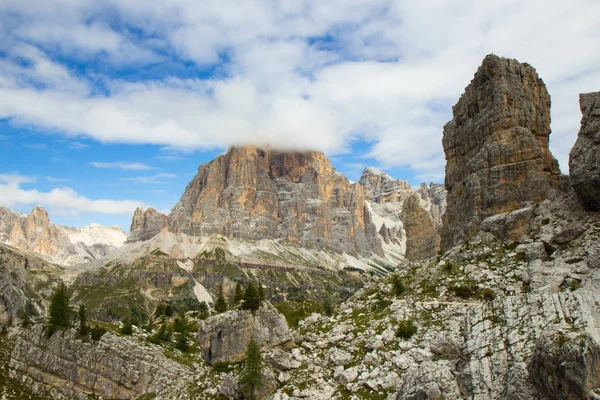 Cinque Torri uçurumlar, beş kuleleri, Dolomites, İtalya