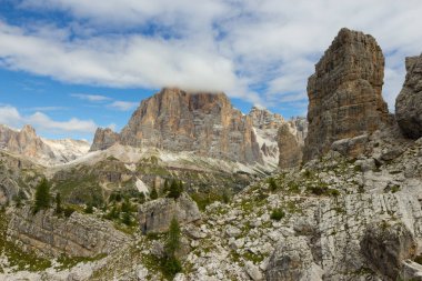 Cinque Torri uçurumlar, beş kuleleri, Dolomites, İtalya