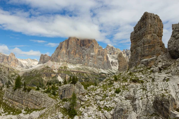 Cinque Torri uçurumlar, beş kuleleri, Dolomites, İtalya