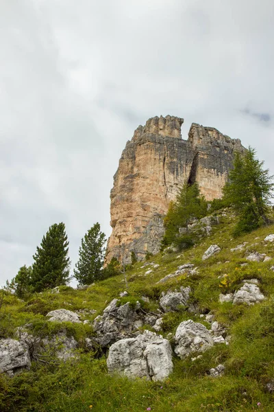 Cinque Torri acantilados, Cinco torres, Dolomitas, Italia —  Fotos de Stock