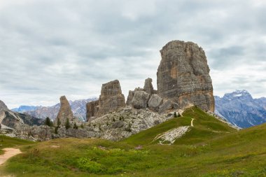 Cinque Torri uçurumlar, beş kuleleri, Dolomites, İtalya