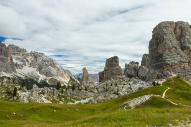 Cinque Torri uçurumlar, beş kuleleri, Dolomites, İtalya