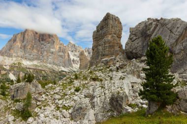 Cinque Torri uçurumlar, beş kuleleri, Dolomites, İtalya