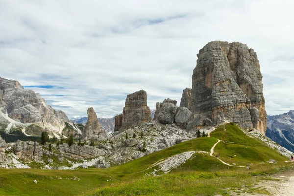 Cinque Torri uçurumlar, beş kuleleri, Dolomites, İtalya