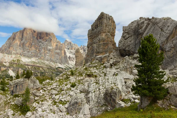 Cinque Torri uçurumlar, beş kuleleri, Dolomites, İtalya