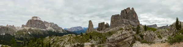 Cinque Torri klippor, fem torn, Dolomiterna, Italien — Stockfoto