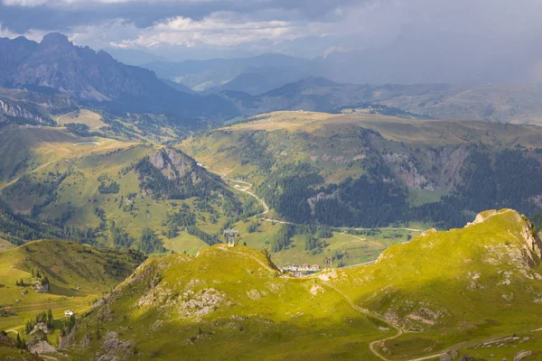 Arabba teleferik dan Marmolada buzulun görünümü