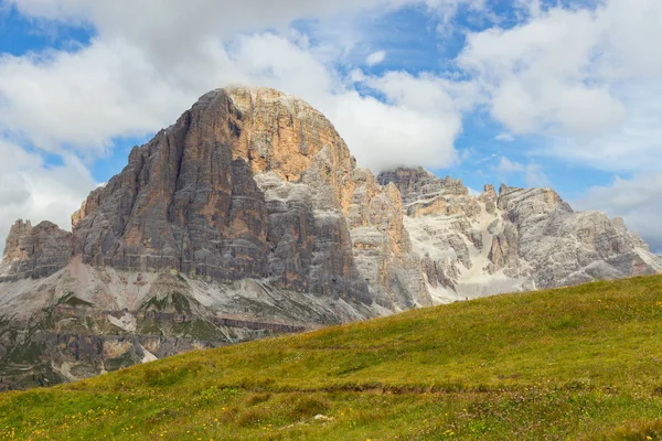 Vacker utsikt över Dolomiterna Alperna, Italien — Stockfoto
