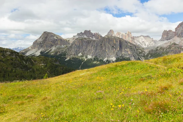 Hermosa vista de los Alpes Dolomitas, Italia — Foto de Stock