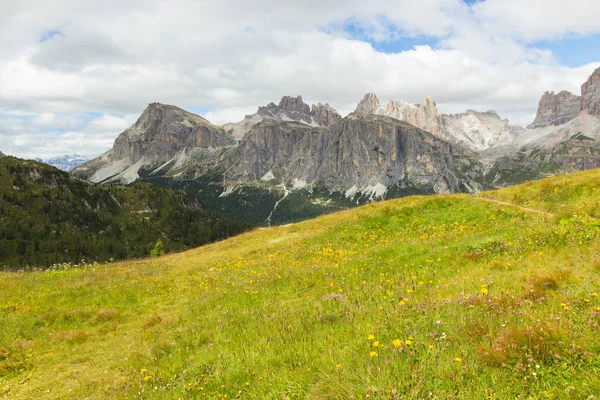 Gyönyörű kilátás nyílik a dolomit, Olaszország — Stock Fotó