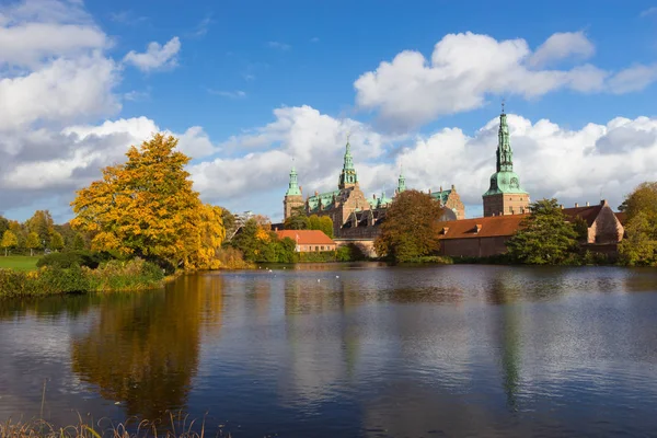 Palácio Frederiksborg em Hilleroed, Dinamarca — Fotografia de Stock