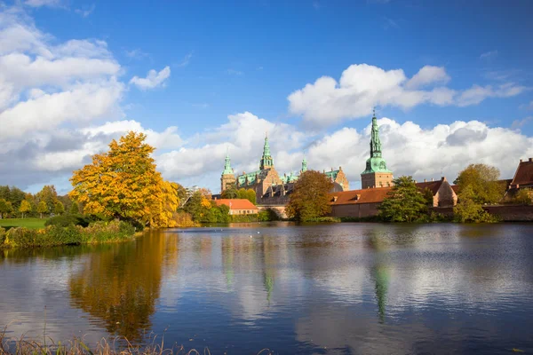 Schloss Frederiksborg in Hügelland, Dänemark — Stockfoto