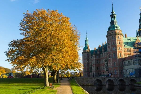 Schloss Frederiksborg in Hügelland, Dänemark — Stockfoto