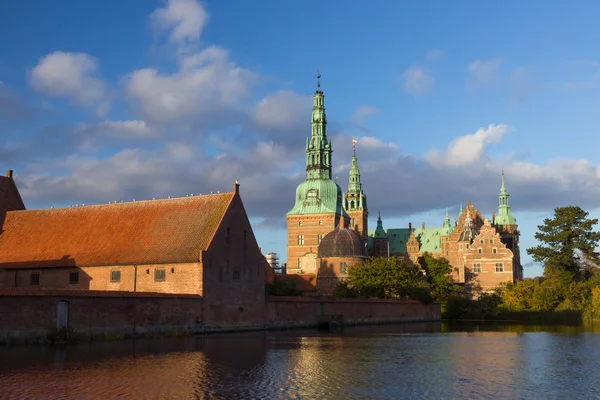 Schloss Frederiksborg in Hügelland, Dänemark — Stockfoto