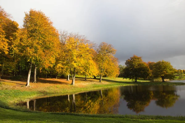 Göl yakınındaki Hint yaz saati