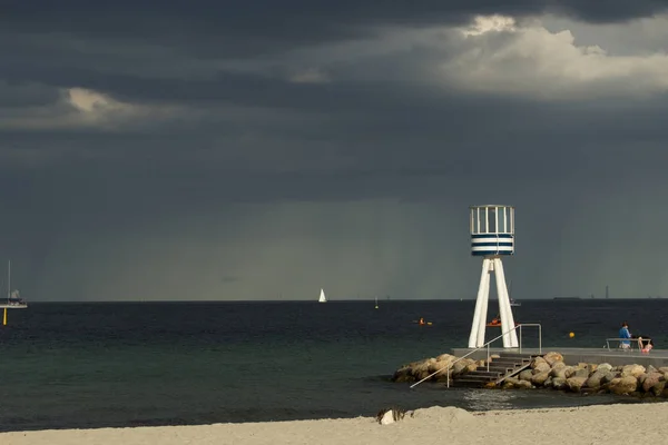 Thunderstorm si dirige a Bellevue Beach a nord di Copenhagen, Danimarca — Foto Stock