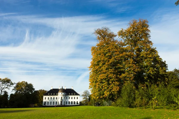 Vista del palacio Bernstoff en un parque al norte de Copenhague —  Fotos de Stock