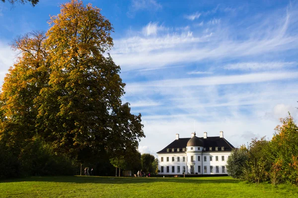 Вид Bernstoff палацу в парку, на північ від Копенгагена — стокове фото